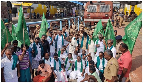 குறைந்தபட்ச ஆதார விலை சட்டம் கோரி தஞ்சையில் விவசாயிகள் ரயில் மறியல்: 55 பேர் கைது