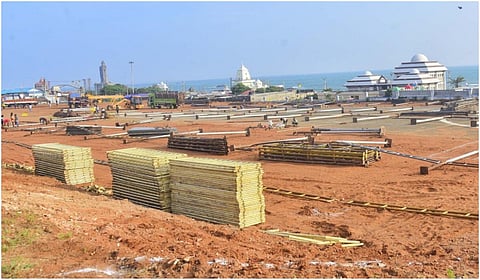 கன்னியாகுமரி அரசு விருந்தினர் மாளிகையில் திருவள்ளுவர் சிலை வெள்ளிவிழா கொண்டாட்டத்துக்காக பந்தல் அமைக்கும் பணி நடைபெற்று வருகிறது.