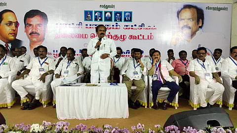 கரூர் தனியார் திருமண மண்டபத்தில் நேற்று நடந்த புரட்சி பாரதம் கட்சி தலைமை செயற்குழுவில் பேசுகிறார் மாநிலத்தலைவர் பூவை.ஜெகன்மூர்த்தி.