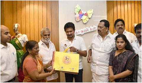 சென்னை அண்ணாசாலையில் ரூ.5.60 கோடி மதிப்பில் கட்டப்பட்ட கோ-ஆப்டெக்ஸ் விற்பனை நிலையத்தை தமிழக துணை முதல்வர் உதயநிதி ஸ்டாலின் திறந்து வைத்தார்.