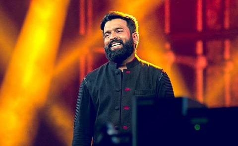 பாலிவுட்டில் இசையமைப்பாளராக சந்தோஷ் நாராயணன் அறிமுகம்!