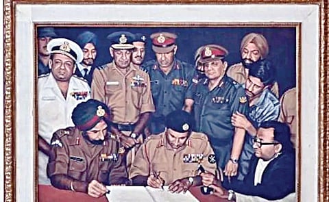 பாகிஸ்தான் சரணடைந்த புகைப்படம் உரிய இடத்தில் உள்ளது: இடம் மாற்றப்பட்டது தொடர்பாக இந்திய ராணுவம் விளக்கம்