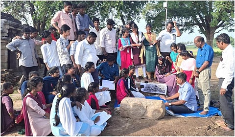 கள்ளிக்கோட்டை கோயிலில் கல்வெட்டுகளை படியெடுத்து வியந்த கல்லூரி மாணவர்கள்.