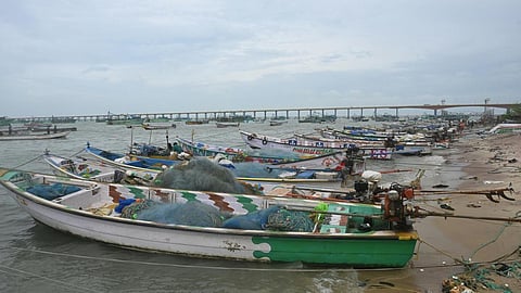 8-வது நாளாக கடலுக்கு செல்லாத மீனவர்கள்: ரூ.16 கோடிக்கு வர்த்தகம் பாதிப்பு