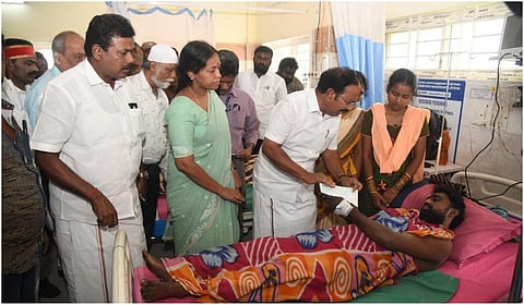 மேட்டூர் அனல் மின் நிலையத்தில் வியாழக்கிழமை நடந்த விபத்தில் காயமடைந்து சிகிச்சை பெற்று வருபவர்களுக்கு அமைச்சர் ராஜேந்திரன் நிவாரண உதவித்தொகையை வழங்கினார்.