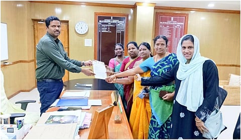 வெள்ள நிவாரணம் பெற வாக்காளர் அட்டை உட்பட தனிநபர் தகவல்கள் சேகரிப்பு - திமுக மகளிரணி புகார் @ புதுச்சேரி