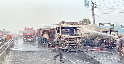 ராஜஸ்தான் தலைநகர் ஜெய்ப்பூரில் டேங்கர் லாரி மீது சரக்கு லாரி மோதியதில் பயங்கர விபத்து ஏற்பட்டது. இதில் 40-க்கும் மேற்பட்ட வாகனங்கள் எரிந்து நாசமாகின. தீயணைக்கும் பணியில் ஈடுபட்ட வீரர்கள்.படம்: பிடிஐ