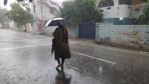 காற்றழுத்த தாழ்வு மண்டலம் கடலிலேயே வலுவிழக்கும்: இந்திய வானிலை ஆய்வு மையம்