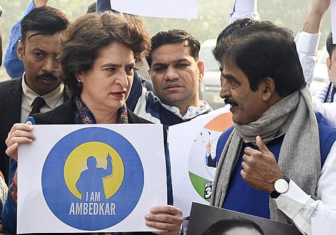 அமித் ஷாவுக்கு எதிரான போராட்டத்தில் பங்கேற்ற பிரியங்கா காந்தி மற்றும் கே.சி. வேணுகோபால் | கோப்புப் படம்