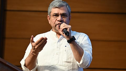 தமிழக ரயில்வே திட்டங்களுக்கு நிலம் கையகப்படுத்த தாமதத்தால் பணிகள் நிறுத்தம்: அமைச்சர் அஸ்வினி வைஷ்ணவ் தகவல்