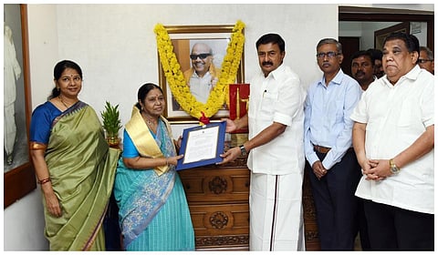 நாட்டுடைமை ஆக்கப்பட்ட கருணாநிதியின் 179 நூல்கள் - ராஜாத்தி அம்மாளிடம் அரசாணை ஒப்படைப்பு