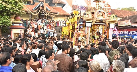 மண்டல பூஜையில் ஐயப்பனுக்கு அணிவிப்பதற்கான தங்க அங்கி ஊர்வலம் கிளம்பியது: வழிநெடுகிலும் பக்தர்கள் ஆரவாரம்