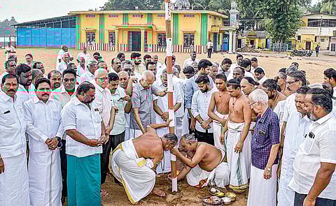 திருவையாறில் ஸ்ரீசத்குரு தியாகராஜ சுவாமிகளின் 178-வது ஆராதனை விழாவுக்காக நேற்று நடைபெற்ற பந்தல்கால் முகூர்த்தம். படம்: ஆர்.வெங்கடேஷ்