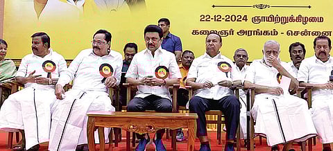 திமுக தலைமை செயற்குழுக் கூட்டம், சென்னை அறிவாலயத்தில் நேற்று நடைபெற்றது. இதில், திமுக தலைவர் மு.க.ஸ்டாலின், பொதுச் செயலாளர் துரைமுருகன் மற்றும் கட்சி நிர்வாகிகள் பங்கேற்றனர்.