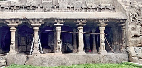 மாமல்லபுரம் பாண்டவர் மண்டபத்தில் விரிசல் ஏற்பட்டுள்ள பகுதியில் சீரமைப்பு பணிகள் மேற்கொள்ளப்படுகிறது.