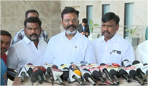 திருச்சி விமான நிலையத்தில் விசிக தலைவர் திருமாவளவன் செய்தியாளர்களை சந்தித்தார்.