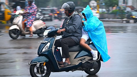 ஆழ்ந்த காற்றழுத்த தாழ்வு பகுதி திசை திரும்பியது: வட தமிழக கரையை இன்று நெருங்கும்!