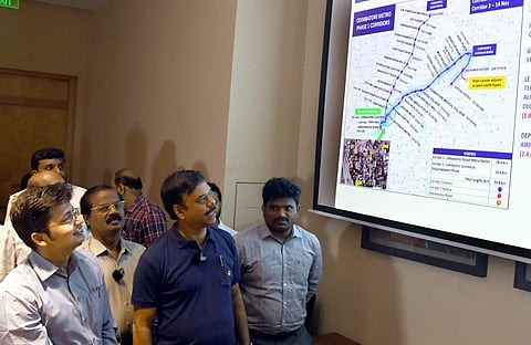 கோவை மெட்ரோ ரயில் திட்ட ஆயத்தப் பணிகள் மேற்கொள்வது தொடர்பாக திட்ட வழித்தடத்தை பார்வையிடும் சென்னை மெட்ரோ ரயில் நிறுவன நிர்வாக இயக்குநர் எம்.ஏ.சித்திக். | படம்: ஜெ.மனோகரன்.