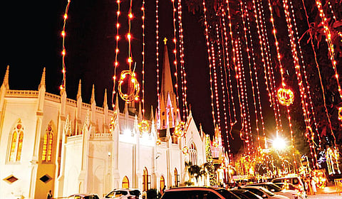 கிறிஸ்துமஸ் பண்டிகையையொட்டி, சாந்தோம் தேவாலயத்தில் நள்ளிரவு பிரார்த்தனை நேற்று நடந்தது. தேவாலயம் வண்ண விளக்குகளால் ஜொலித்தது. | படம்; ம.பிரபு |