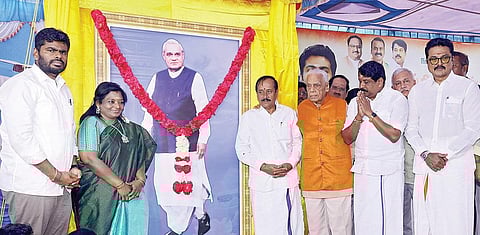 முன்னாள் பிரதமர் வாஜ்பாயின் நூற்றாண்டு விழாவை முன்னிட்டு பாஜக சார்பில் சென்னை அடையாறில் நடைபெற்ற நிகழ்ச்சியில், வாஜ்பாயின் படத்தை முன்னாள் அமைச்சர் எச்.வி.ஹண்டே திறந்து வைத்தார். உடன் மாநிலத் தலைவர் அண்ணாமலை, முன்னாள் தலைவர் தமிழிசை, தேசிய செயற்குழு உறுப்பினர் ஹெச்.ராஜா, பாஜக பேரவை குழு தலைவர் நயினார் நாகேந்திரன், மாநில துணைத் தலைவர் கரு.நாகராஜன், நடிகர் சரத்குமார்.