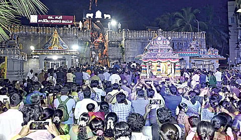 ராஜா அண்ணாமலைபுரம், ஐயப்ப சுவாமி கோயில் பிரம்மோற்சவத்தை முன்னிட்டு, வெள்ளி ரத ஊர்வலம் நேற்று நடைபெற்றது. இதில் ஏராளமான பக்தர்கள் கலந்து கொண்டனர். | படம்: ம.பிரபு |