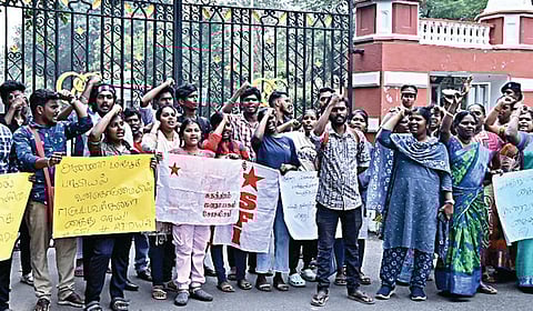 அண்ணா பல்கலைக் கழகத்தில் மாணவிக்கு நடந்த பாலியல் வன்கொடுமைக்கு உரிய நடவடிக்கை எடுக்கக்கோரி, இந்திய மாணவர் சங்கத்தினர் மற்றும் அனைத்திந்திய ஜனநாயக மாதர் சங்கத்தினர் இணைந்து பல்கலைக்கழக நுழைவுவாயில் அருகே நேற்று ஆர்ப்பாட்டத்தி்ல் ஈடுபட்டனர். | படம்: எஸ்.சத்தியசீலன் |