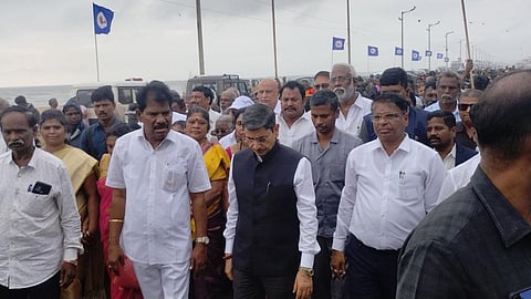 பொதுமக்களுடன் மவுன ஊர்வலத்தில் பங்கேற்ற ஆளுநர் ஆர்.என்.ரவி.