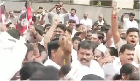 அண்ணா பல்கலை. மாணவி பாலியல் வன்கொடுமை சம்பவத்தைக் கண்டித்து சாலை மறியல் போராட்டத்தில் ஈடுபட்ட அதிமுகவினரை போலீஸார் கைது செய்தனர்.