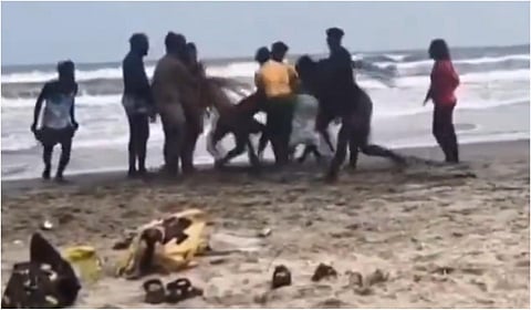 கடற்கரையில் ‘போதை’ இளைஞர்கள் தகராறு - ஆளும் கட்சியை குறிப்பிட்டு மிரட்டியதாக கடலூர் பெண் புகார்