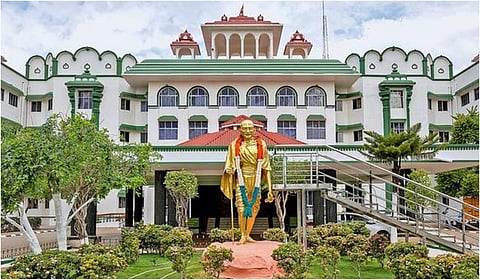 கும்பகோணத்தில் அனுமதி பெறாத திமுக எம்எல்ஏ பிறந்தநாள் பேனர்களை அகற்ற வழக்கு: ஆட்சியர் பதிலளிக்க உத்தரவு