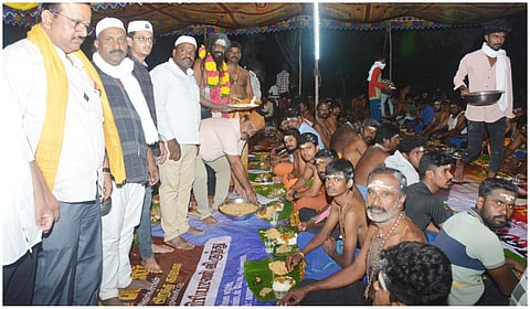 மத நல்லிணக்கம்: கிருஷ்ணகிரியில் ஐயப்ப பக்தர்களுக்கு இஸ்லாமியர்கள் அன்னதானம்