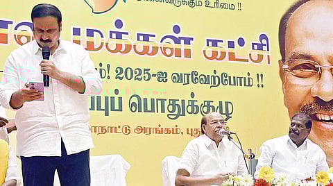 பாமக புத்தாண்டு சிறப்பு பொதுக்குழு கூட்டத்தில் இளைஞரணி தலைவராக
மகள் வழிப் பேரன் முகுந்தனை கட்சி நிறுவனர் ராமதாஸ் அறிவித்ததற்கு
எதிர்ப்பு தெரிவித்து, தனக் கட்சி அலுவலகத்தின் தொலைபேசி எண்னை
மேடையிலேயே அறிவித்த அண்புமணி. படம்.எம்.சாம்ராஜ்