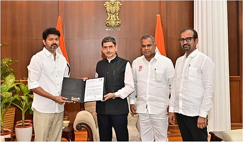 தமிழக ஆளுநர் ஆர்.என்.ரவியை தவெக தலைவர் விஜய் சந்தித்து மனு அளித்தார்