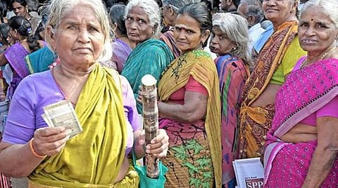 பொங்கல் பரிசு தொகுப்புடன் மக்களுக்கு ரூ.1,000 வழங்க வேண்டும்: தமிழக அரசுக்கு அரசியல் கட்சி தலைவர்கள் கோரிக்கை