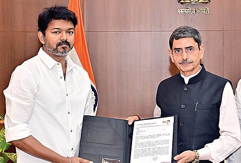 ஆளுநர் மாளிகையில் நேற்று ஆர்.என்.ரவியை சந்தித்த தவெக தலைவர் விஜய் கோரிக்கை மனு அளித்தார்.