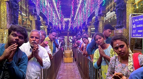 ஆங்கில புத்தாண்டை முன்னிட்டு கோயில்கள், தேவாலயங்களில் சிறப்பு வழிபாடு: ஏராளமான பக்தர்கள் குவிந்தனர்