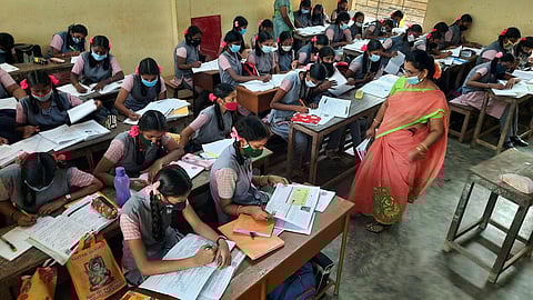 500 அரசு பள்ளிகளை தனியாருக்கு தத்து கொடுக்க முயற்சி: தமிழக அரசுக்கு அரசியல் கட்சிகள் கண்டனம்