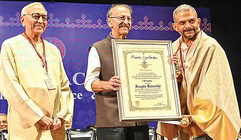 பேராசிரியர் டேவிட் ஷுல்மேனிடமிருந்து மியூசிக் அகாடமியின் சங்கீத கலாநிதி விருதைப் பெறும் கர்னாடக இசைப் பாடகர் டி.எம்.கிருஷ்ணா (உடன்) மியூசிக் அகாடமியின் தலைவர் என்.முரளி. | படம்: எஸ். சத்தியசீலன் |