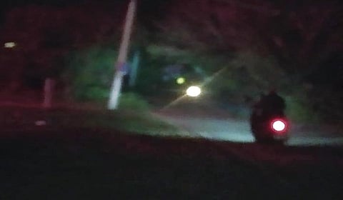 ஏலகிரி மலையில் மின்விளக்குகள் இல்லாததால் இருளில் மூழ்கிய மலைப்பாதை.