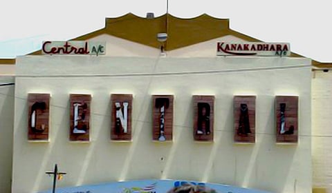 கோவையில் வணிக வளாகங்களாக உருமாறும் திரையரங்குகள்!