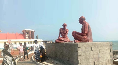 குமரியில் சுற்றுலா பயணிகள் கவரும் காந்தியும், காமராஜரும் பேசும் சிலை!