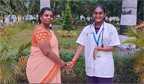 அர்ஜுனா விருதுக்கு தேர்வான நாமக்கல் கால்நடை மருத்துவக் கல்லூரி மாணவி எம்.துளசிமதிக்கு கல்லூரி பேராசிரியர் கைகுலுக்கி வாழ்த்து தெரிவித்தார்.