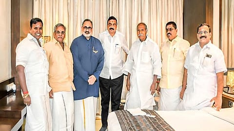 புதுச்சேரி முதல்வர் ரங்கசாமியுடன் முன்னாள் மத்திய அமைச்சர் ராஜீவ் சந்திரசேகர், மேலிட பொறுப்பாளர் நிர்மல்குமார் சுரானா, புதுச்சேரி அமைச்சர்கள் நமச்சிவாயம், சாய் சரவணன்குமார், பேரவைத் தலைவர் செல்வம், மாநிலத் தலைவர் செல்வகணபதி.