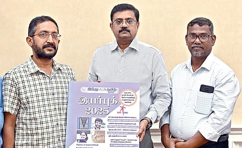 ‘இந்து தமிழ் திசை' பதிப்பகத்தின் 2025-ம் ஆண்டுக்கான ‘இந்து தமிழ் இயர்புக்' நூலை சென்னையில் நேற்று வெளியிட்டார் தமிழக அரசின் நிதித் துறைச் செயலர் த.உதயச்சந்திரன். உடன் ‘இந்து தமிழ் திசை' இணைப்பிதழ் பிரிவு அசிஸ்டண்ட் எடிட்டர் ஆதி வள்ளியப்பன், பதிப்பக பிரிவு செய்தி ஆசிரியர் வி.தேவதாசன்.படம்: எஸ்.சத்தியசீலன்