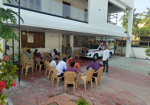 அமைச்சர், எம்.பி. வீட்டில் இல்லாததால் காத்திருக்கும் அமலாக்கத் துறை அதிகாரிகள்.