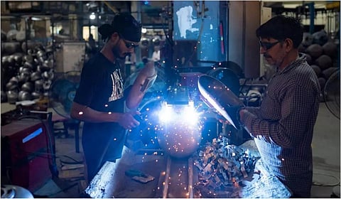 ஐக்கிய அரபு அமீரகத்தில் வெல்டர், ஃபிட்டர் பணிகள் - விண்ணப்பிப்பது எப்படி?