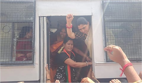 மதுரையில் தடையை மீறி யாத்திரை செல்ல முயன்ற குஷ்பு உள்ளிட்ட 500-க்கும் மேற்பட்ட பாஜகவினரை போலீஸார் கைது செய்தனர்.