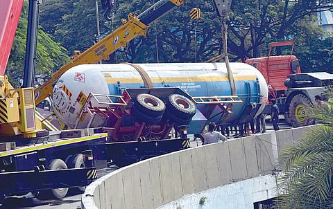 மேம்பாலத்தில் கவிழ்ந்த டேங்கரை கிரேன்கள் மூலம் தூக்கி நிறுத்தும் பணி மேற்கொள்ளப்பட்டது. படங்கள்: ஜெ.மனோகரன்