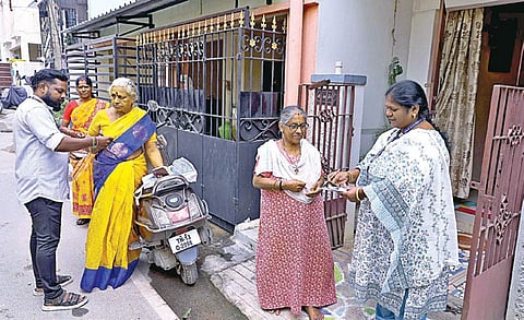 பொங்கல் பரிசு தொகுப்புக்கான டோக்கன்களை, நியாய விலைக்கடை ஊழியர்கள் நேற்று வீடுகளுக்கே சென்று வழங்கினர். இடம்: சென்னை திருவல்லிக்கேணி. படம்: ம.பிரபு