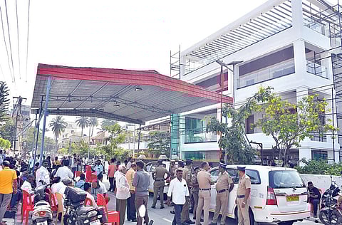 காட்பாடியில் அமலாக்கத் துறை சோதனை நடைபெற்ற அமைச்சர் துரைமுருகன் வீட்டின் முன்பாக குவிந்த திமுகவினர். படங்கள்: வி.எம்.மணிநாதன்